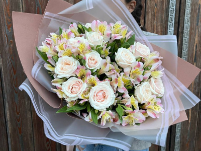 Букет с розами и альстромериями «Весенний вальс»