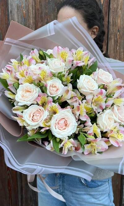 Букет с розами и альстромериями «Весенний вальс»