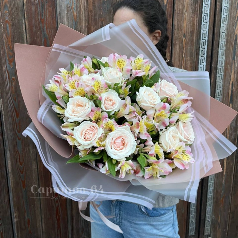 Букет с розами и альстромериями &laquo;Весенний вальс&raquo;