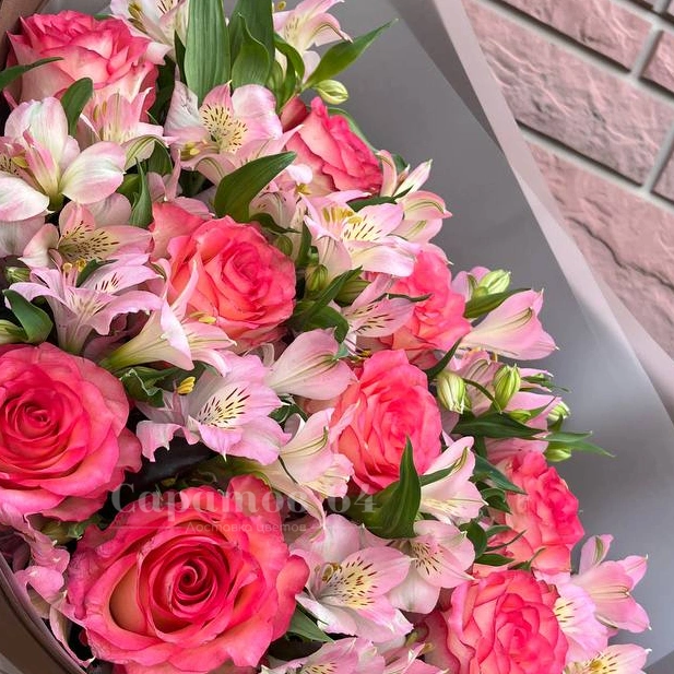 Букет из роз и альстромерий &laquo;Розовый закат&raquo;