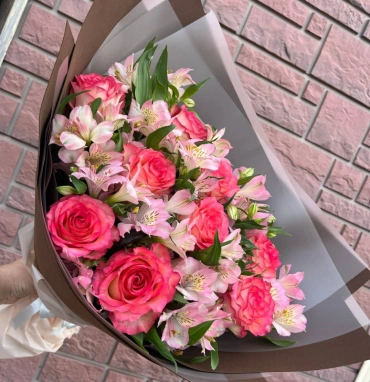 Букет из роз и альстромерий «Розовый закат»