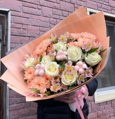 Букет с розами, хризантемами и альстромериями «персиковый десерт»