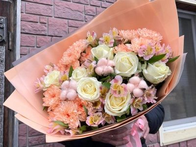 Букет с розами, хризантемами и альстромериями «персиковый десерт»