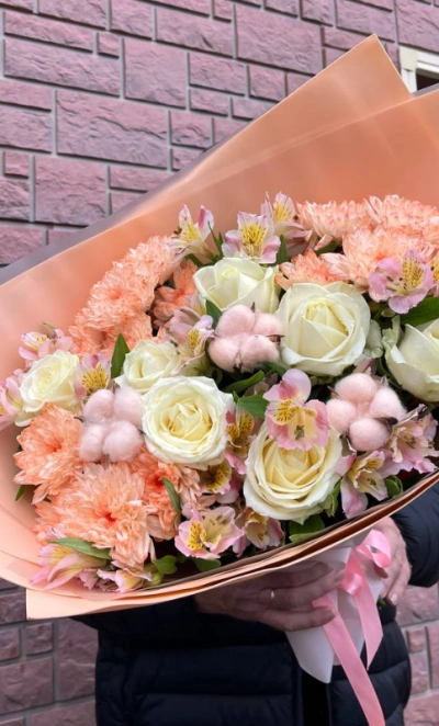 Букет с розами, хризантемами и альстромериями «персиковый десерт»
