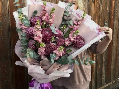 Букет из хризантем и матиолы «вечер на виноградних»