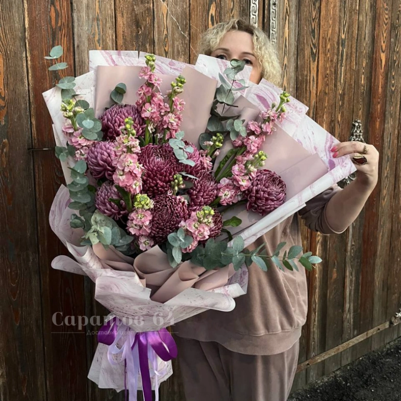 Букет из хризантем и матиолы &laquo;вечер на виноградних&raquo;