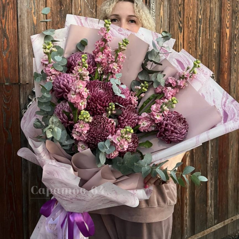 Букет из хризантем и матиолы &laquo;вечер на виноградних&raquo;