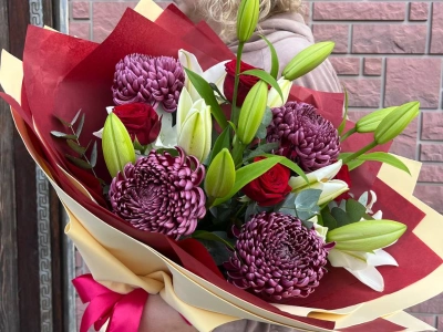 Букет с лилиями и хризантемой «магический аромат»