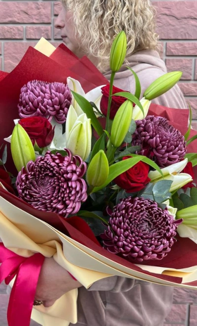 Букет с лилиями и хризантемой «магический аромат»