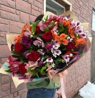 Букет с розами и альстромерией «яблочко»