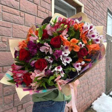 Букет с розами и альстромерией «яблочко»