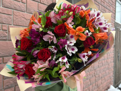 Букет с розами и альстромерией «яблочко»