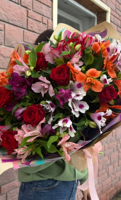 Букет с розами и альстромерией «яблочко»