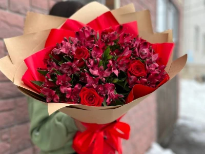 Букет с розами и альстромерией 