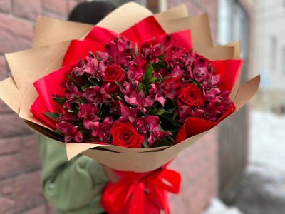 Букет с розами и альстромерией 