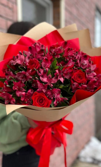 Букет с розами и альстромерией 