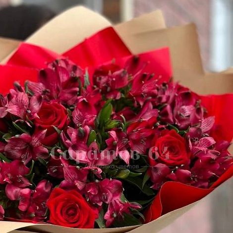 Букет с розами и альстромерией 