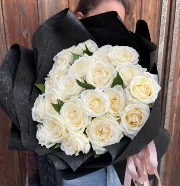 Букет из 21 белой розы «Строгий»