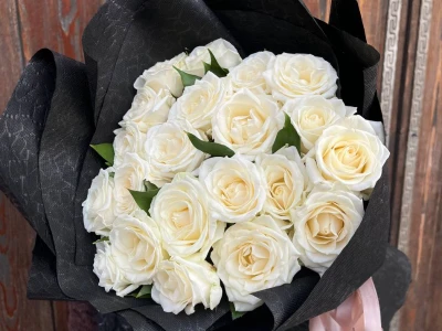 Букет из 21 белой розы «Строгий»