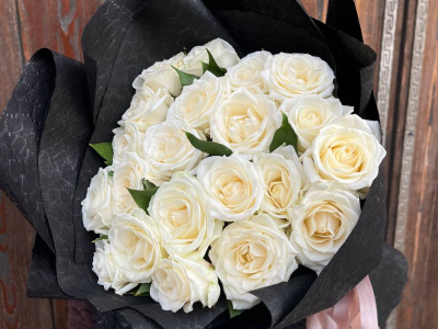 Букет из 21 белой розы «Строгий»