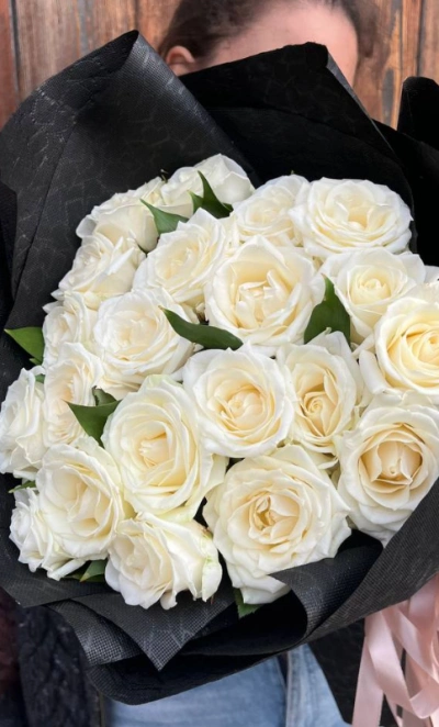 Букет из 21 белой розы «Строгий»