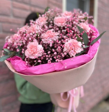 Букет с гвоздиками «розовый крем»