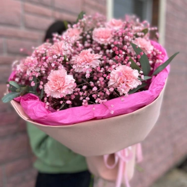 Букет с гвоздиками «розовый крем»