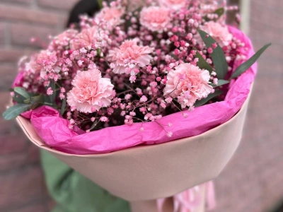 Букет с гвоздиками «розовый крем»