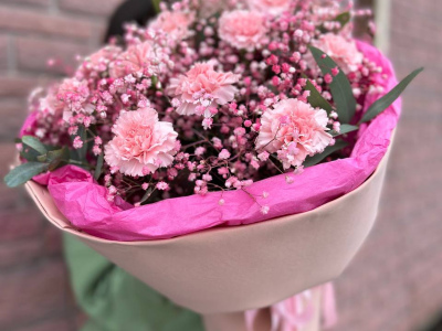 Букет с гвоздиками «розовый крем»