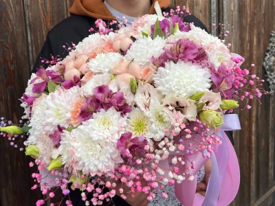 Композиция в коробке «трапеция с гипсофилой»