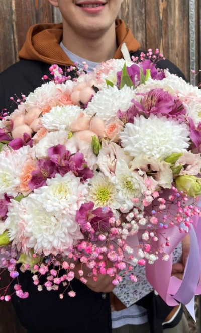 Композиция в коробке «трапеция с гипсофилой»