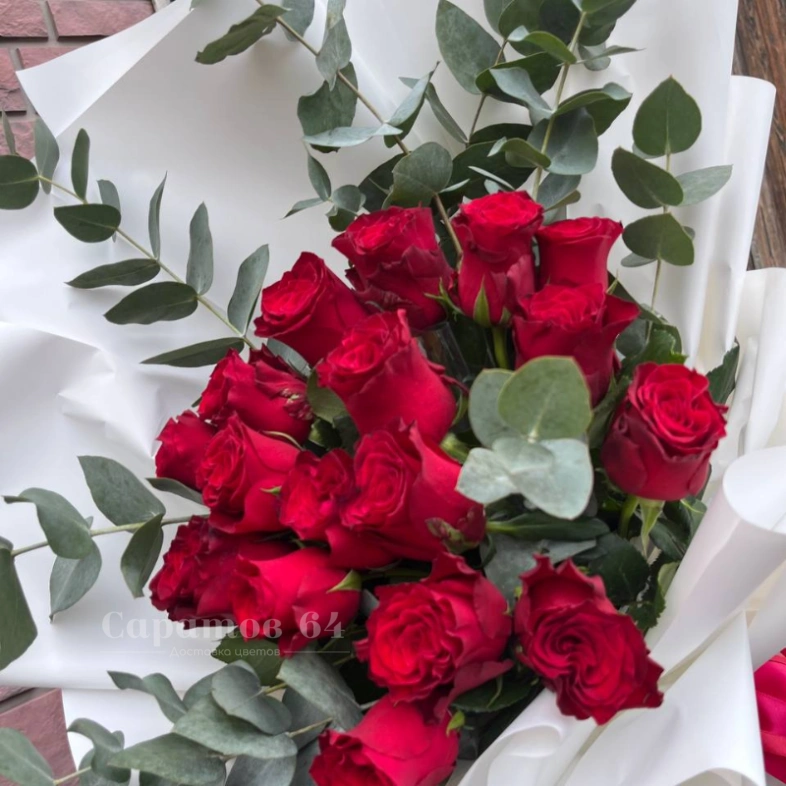 Букет из красных роз с эвкалиптом &laquo;элегантный&raquo;