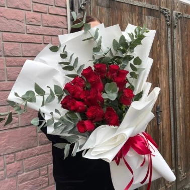 Букет из красных роз с эвкалиптом «элегантный»