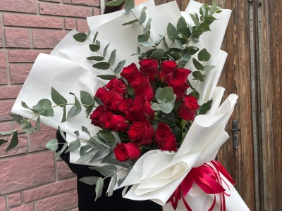 Букет из красных роз с эвкалиптом «элегантный»