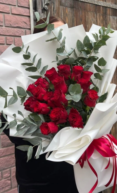 Букет из красных роз с эвкалиптом «элегантный»