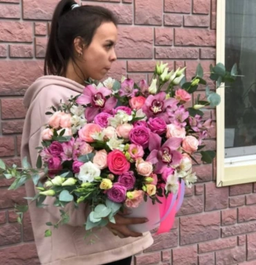 Композиция в шляпной коробке «орхидея»