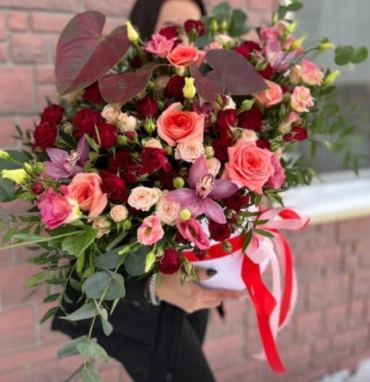 Композиция в шляпной коробке «антуриумы»