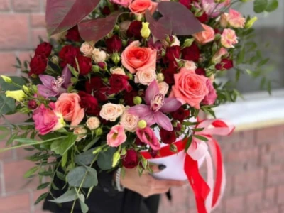 Композиция в шляпной коробке «антуриумы»