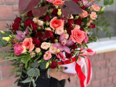 Композиция в шляпной коробке «антуриумы»