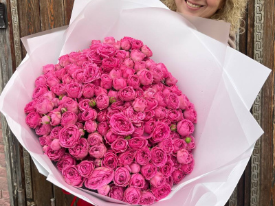 Букет из пионовидных кустовых роз «Мисти баблс»