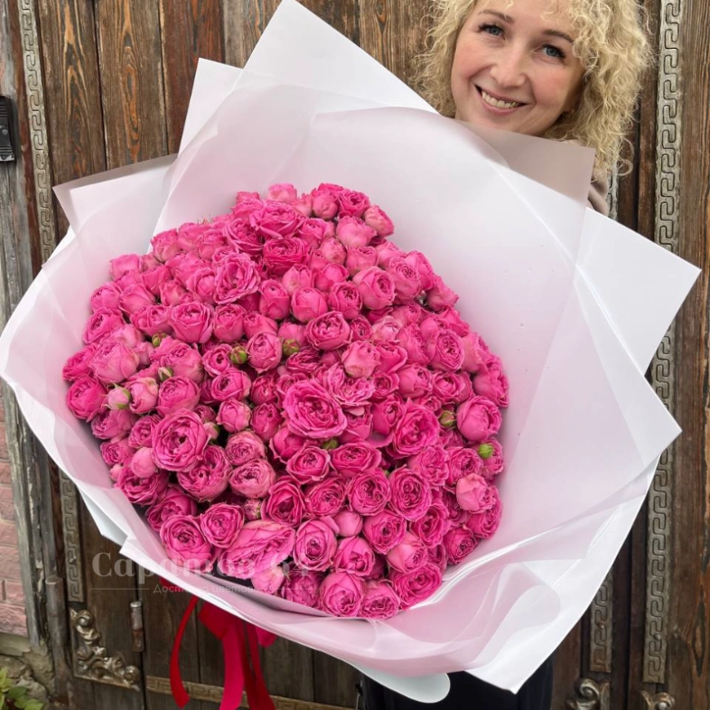 Букет из пионовидных кустовых роз &laquo;Мисти баблс&raquo;