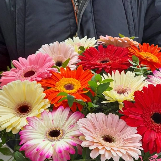 Герберы в шляпной коробке &laquo;летний микс&raquo;