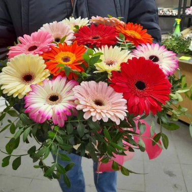 Герберы в шляпной коробке «летний микс»