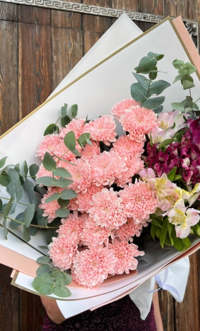 Сборный букет «малиновый капкейк»