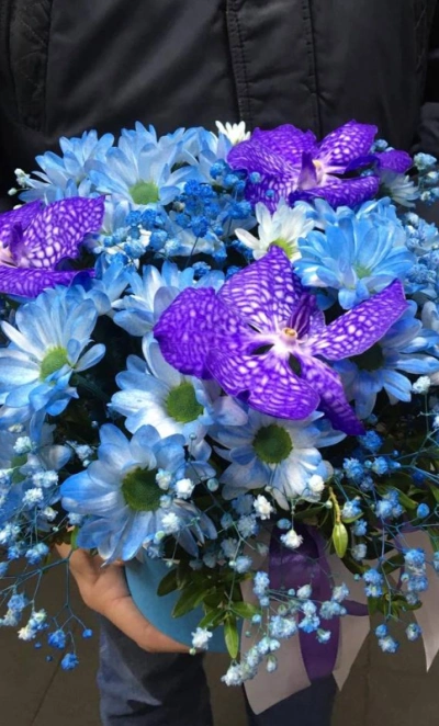 Композиция в шляпной коробке «синяя орхидея»