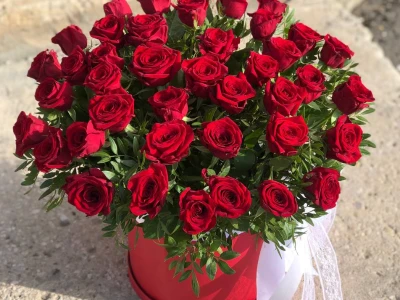 Композиция в шляпной коробке «красота розы»