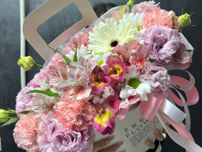 Цветы в картонной сумочке «белая гербера»