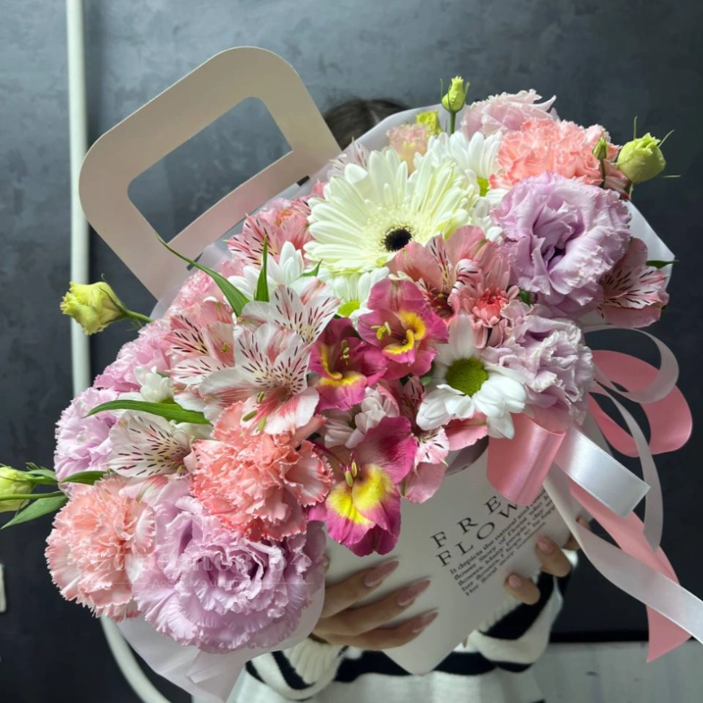 Цветы в картонной сумочке &laquo;белая гербера&raquo;