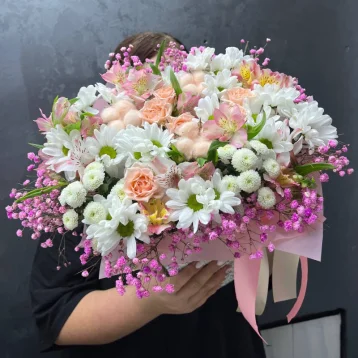 Композиция «розовое на белом»