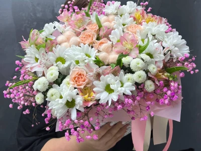 Композиция «розовое на белом»